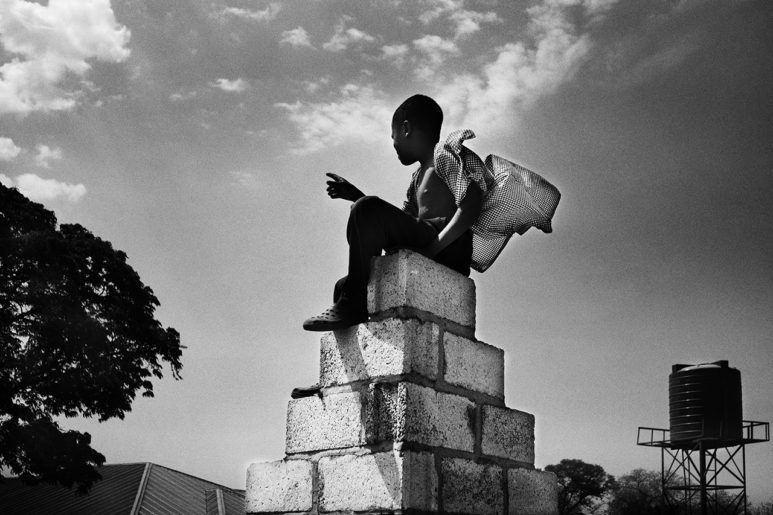 mthunzi, la terra dei bambini giganti.