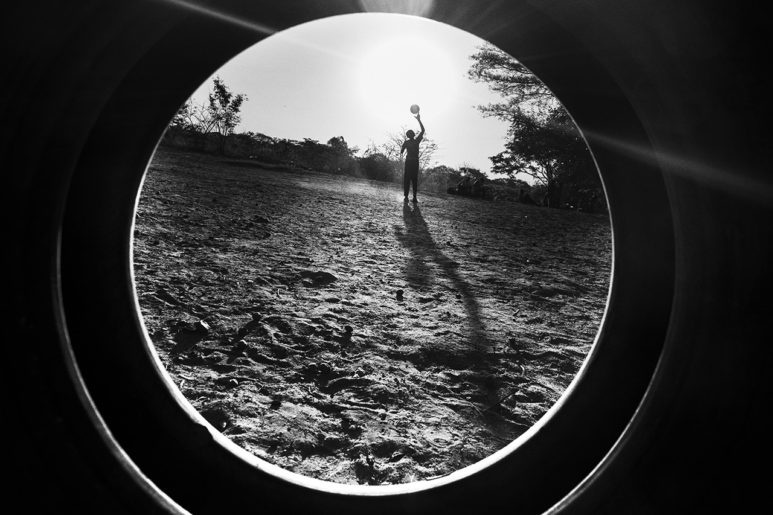 mthunzi, la terra dei bambini giganti.