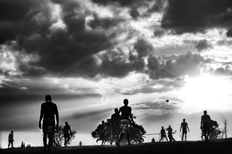 mthunzi, la terra dei bambini giganti.