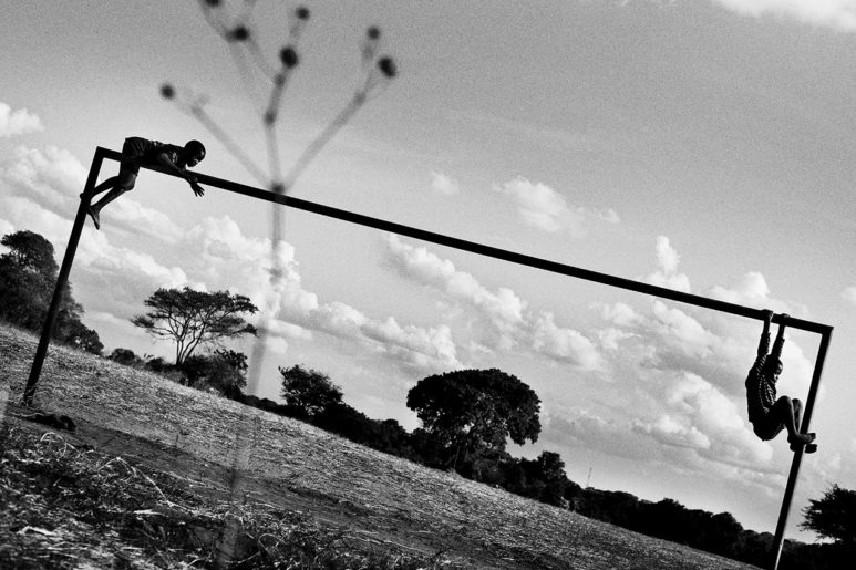 mthunzi, la terra dei bambini giganti.